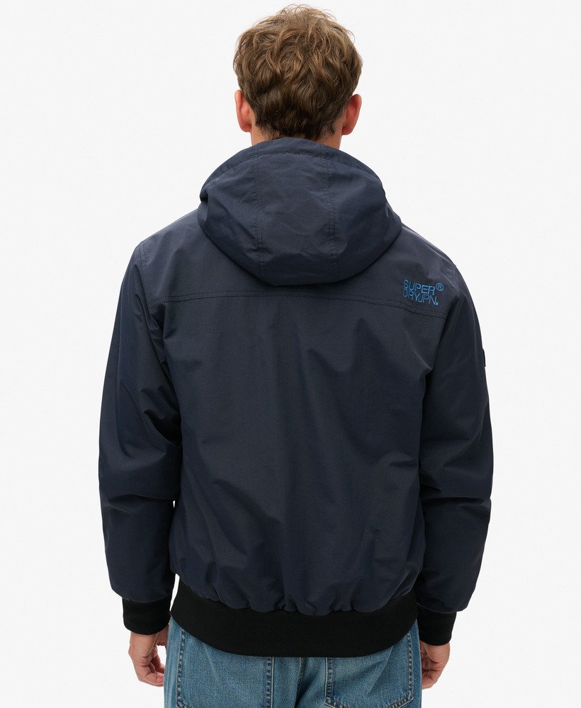 jaqueta bomber com capuz em nylon excedente na cor azul marinho eclipse.