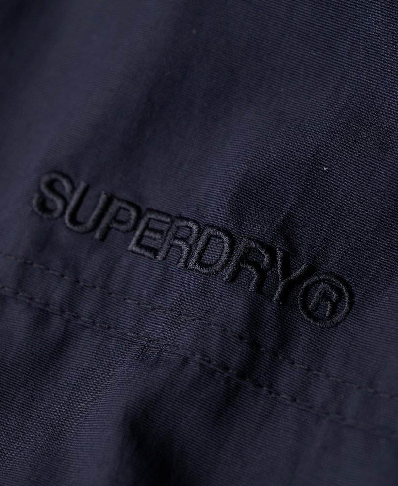 jaqueta bomber com capuz em nylon excedente na cor azul marinho eclipse.