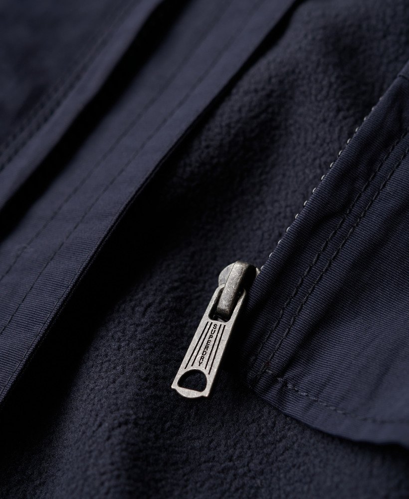 jaqueta bomber com capuz em nylon excedente na cor azul marinho eclipse.