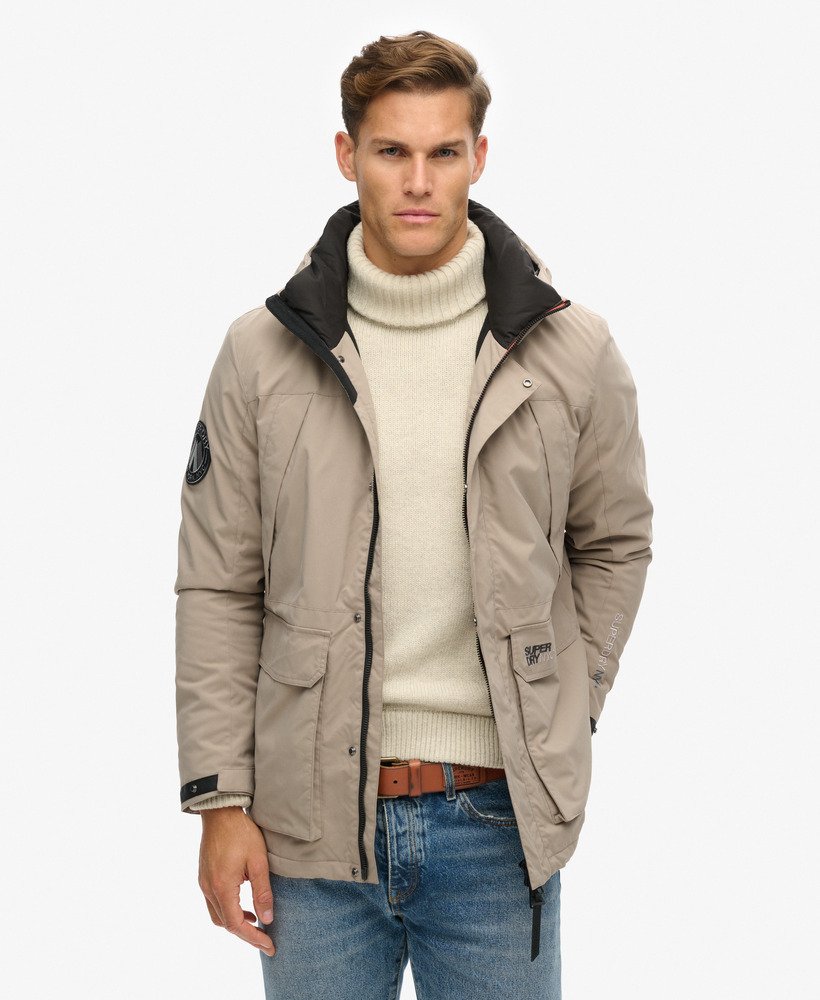 jaqueta parka corta-vento com capuz city em tecido slub bege escuro.