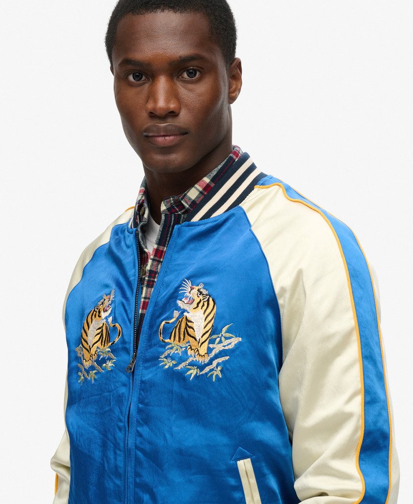 jaqueta bomber bordada sukajan na cor azul dodger.