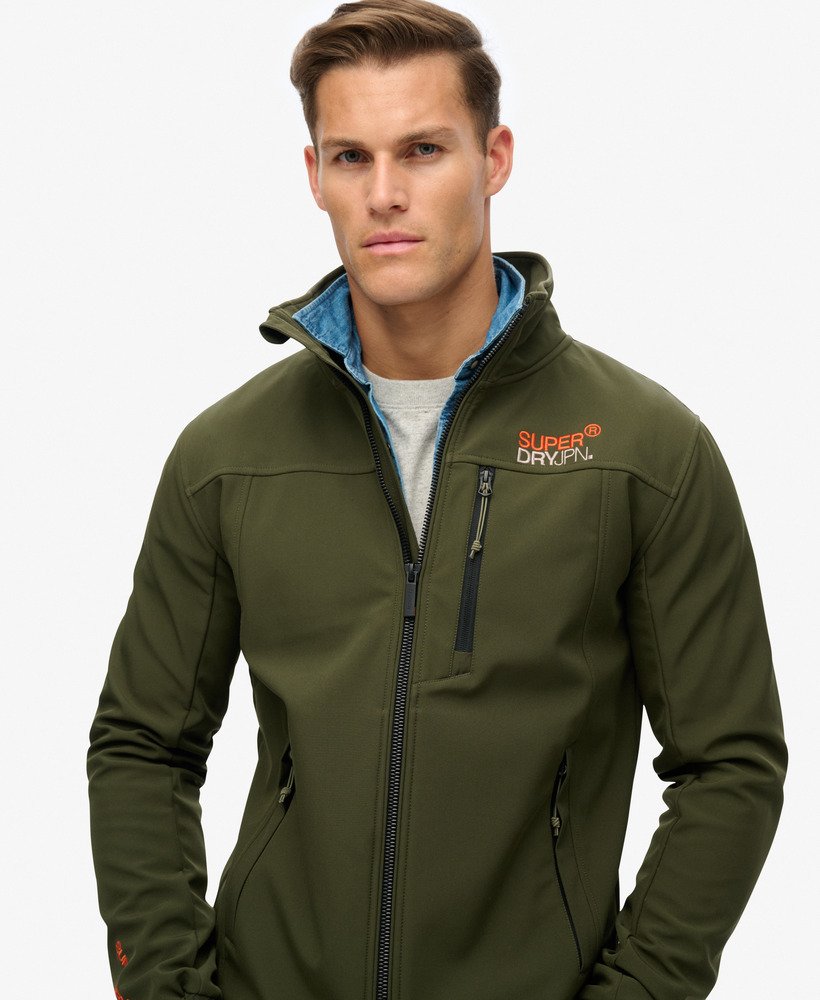 jaqueta softshell trekker em cáqui militar