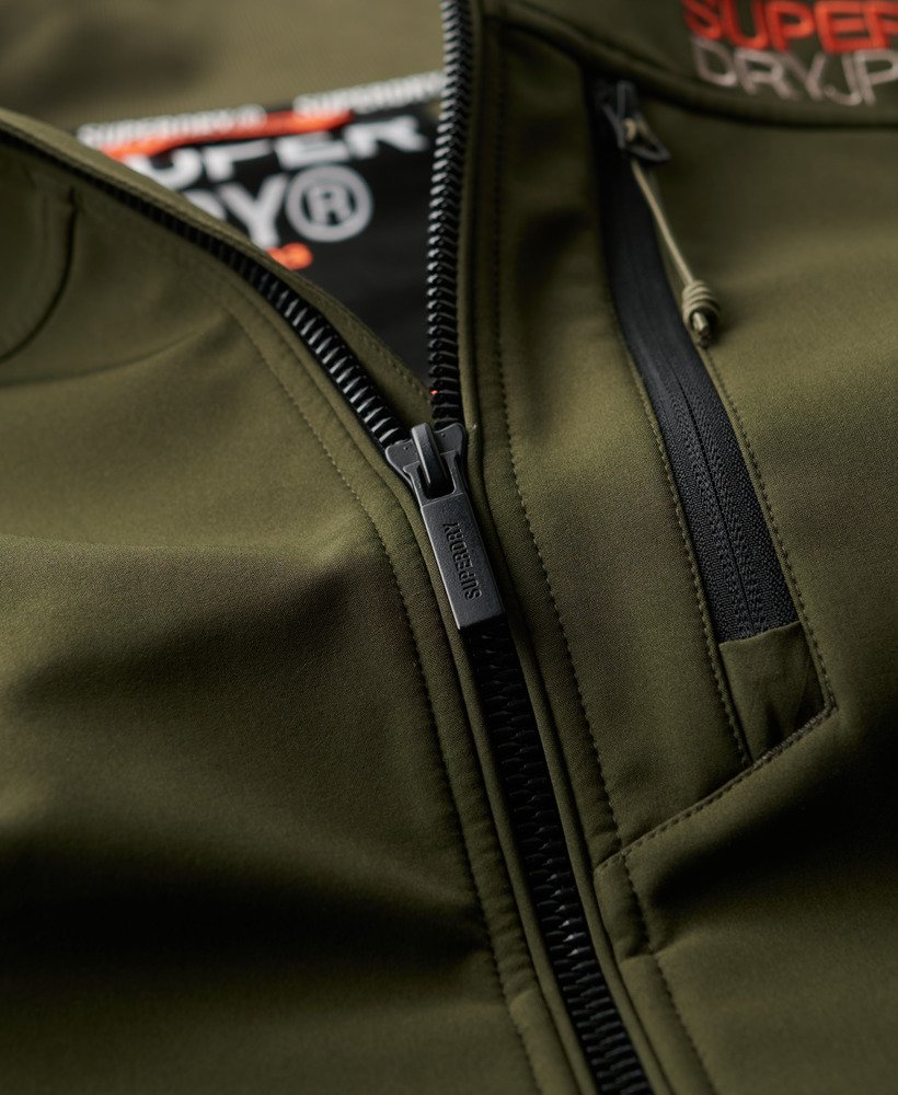 jaqueta softshell trekker em cáqui militar
