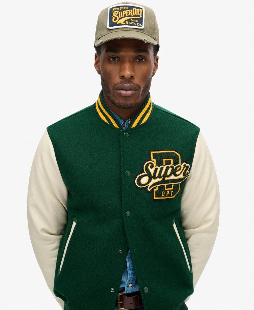jaqueta bomber universitária de lã na cor verde pinho.