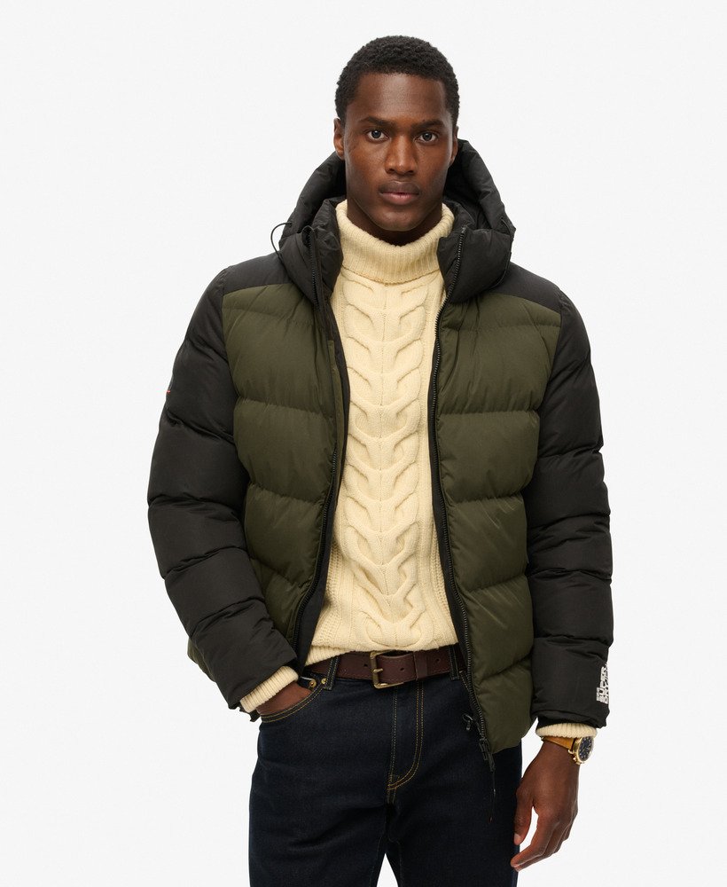 jaqueta puffer esportiva com capuz e blocos de cores na cor preta.