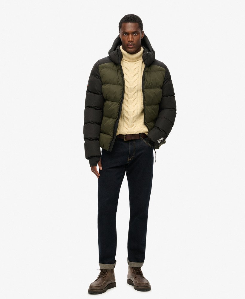 jaqueta puffer esportiva com capuz e blocos de cores na cor preta.
