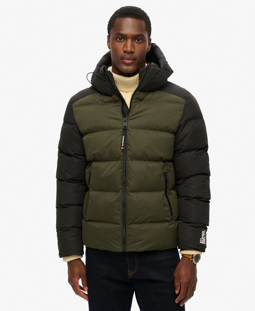jaqueta puffer esportiva com capuz e blocos de cores na cor preta.