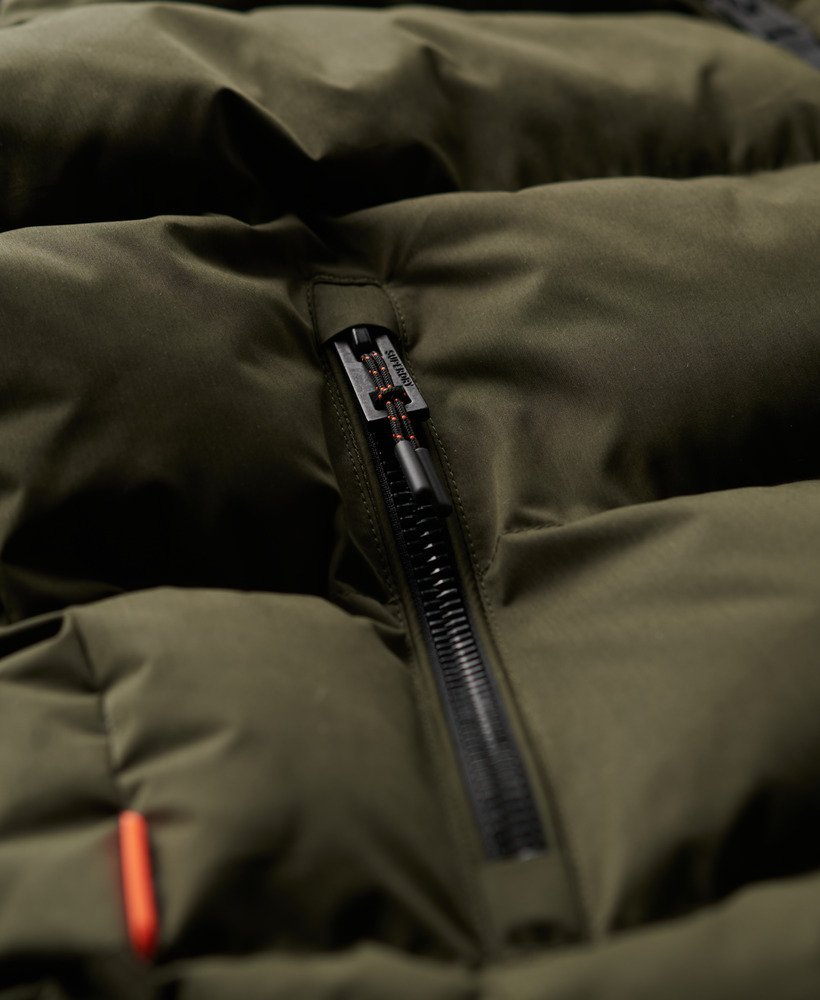 jaqueta puffer esportiva com capuz e blocos de cores na cor preta.