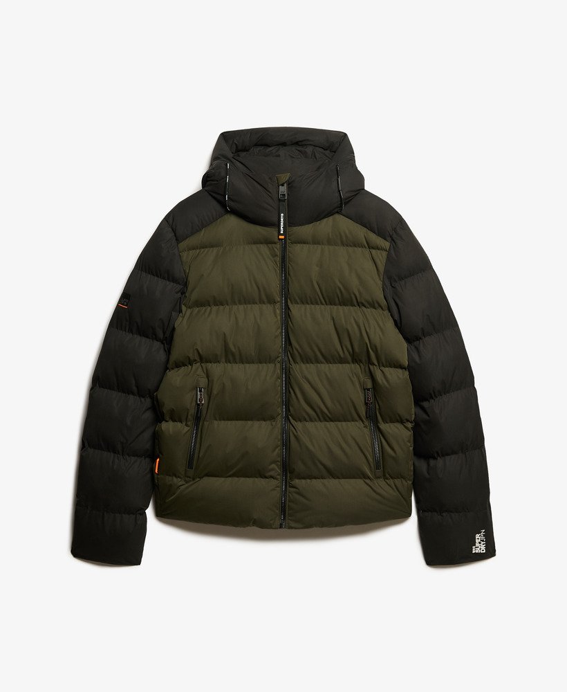 jaqueta puffer esportiva com capuz e blocos de cores na cor preta.