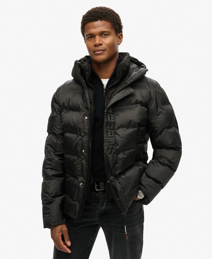 jaqueta puffer com capuz e estampa da cidade na cor preta.
