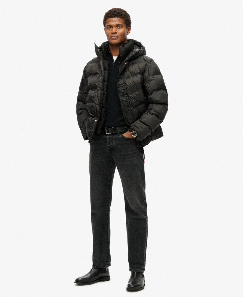 jaqueta puffer com capuz e estampa da cidade na cor preta.