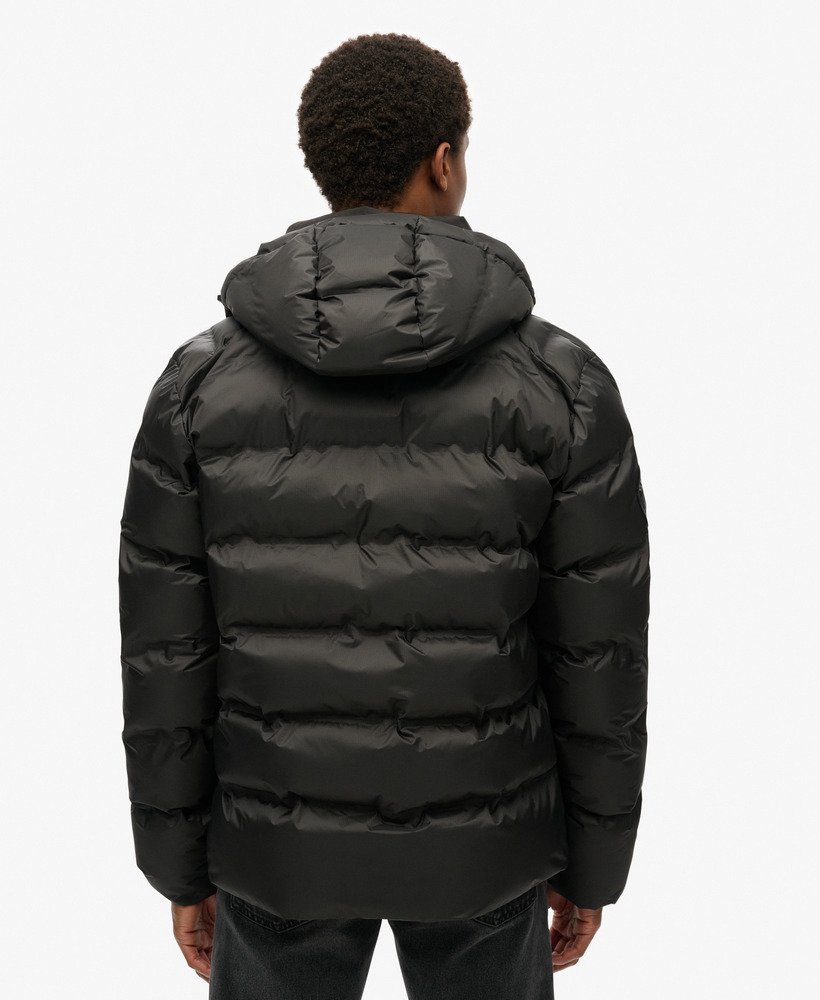 jaqueta puffer com capuz e estampa da cidade na cor preta.