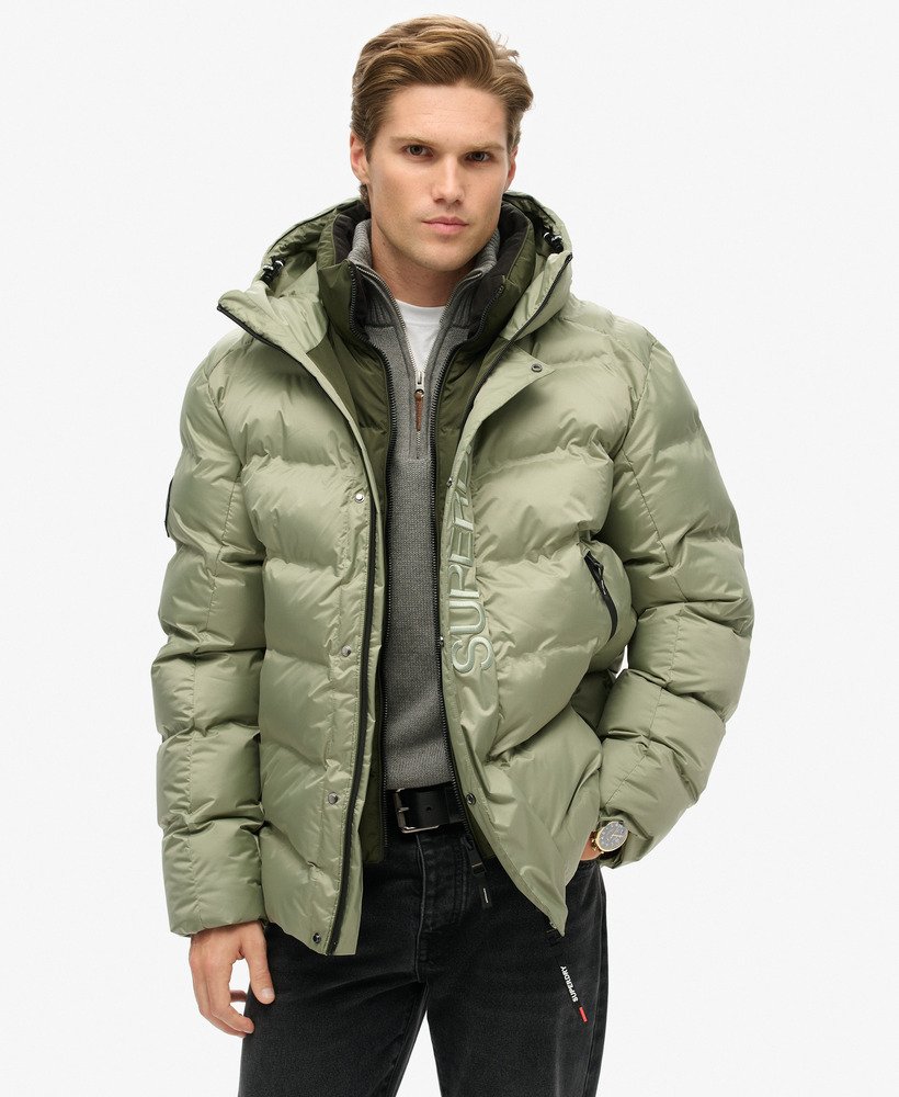 jaqueta puffer com capuz e estampa da cidade na cor verde-marinho.