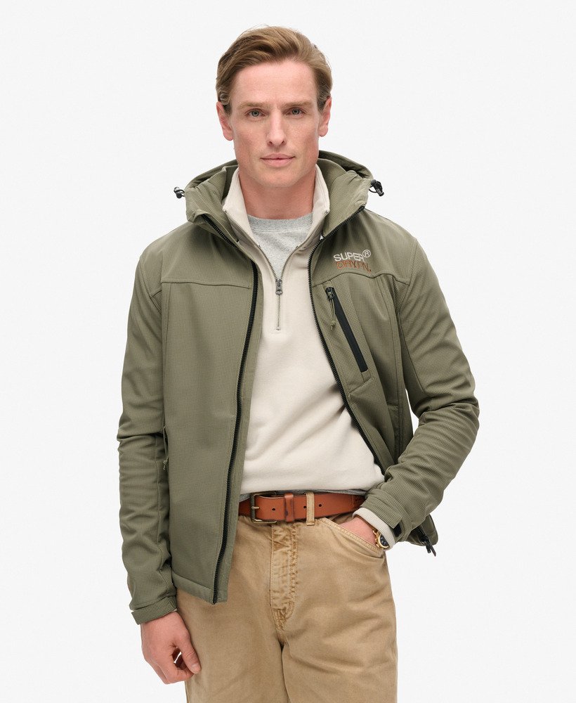 jaqueta trekker com capuz em softshell ripstop na cor verde oliva acinzentado