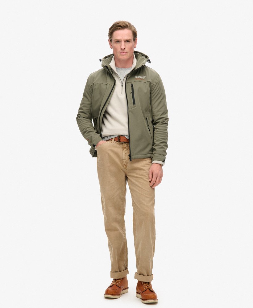 jaqueta trekker com capuz em softshell ripstop na cor verde oliva acinzentado