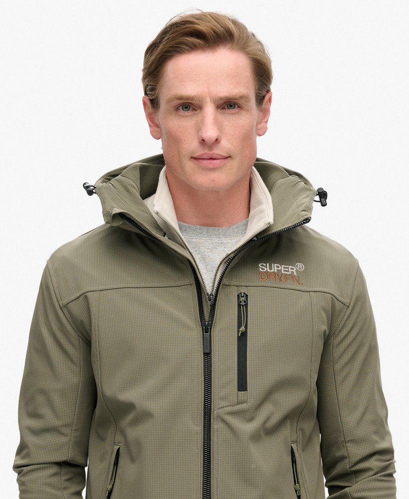 jaqueta trekker com capuz em softshell ripstop na cor verde oliva acinzentado