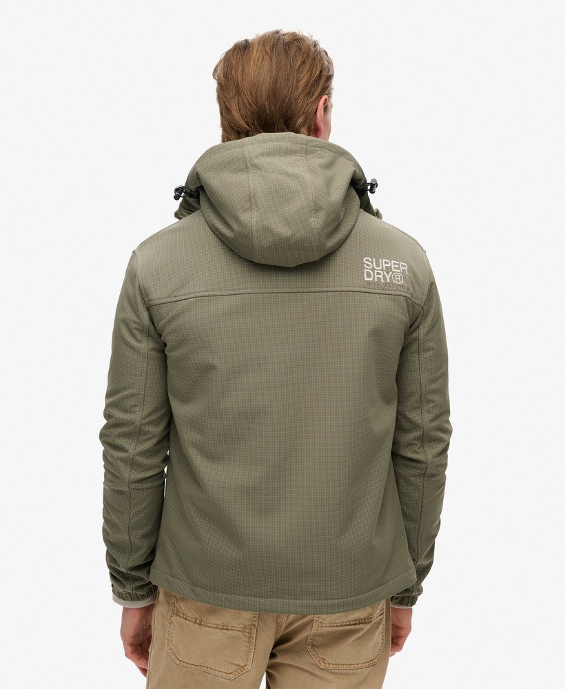 jaqueta trekker com capuz em softshell ripstop na cor verde oliva acinzentado