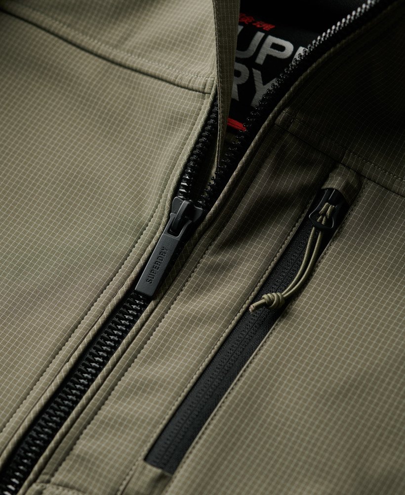 jaqueta trekker com capuz em softshell ripstop na cor verde oliva acinzentado