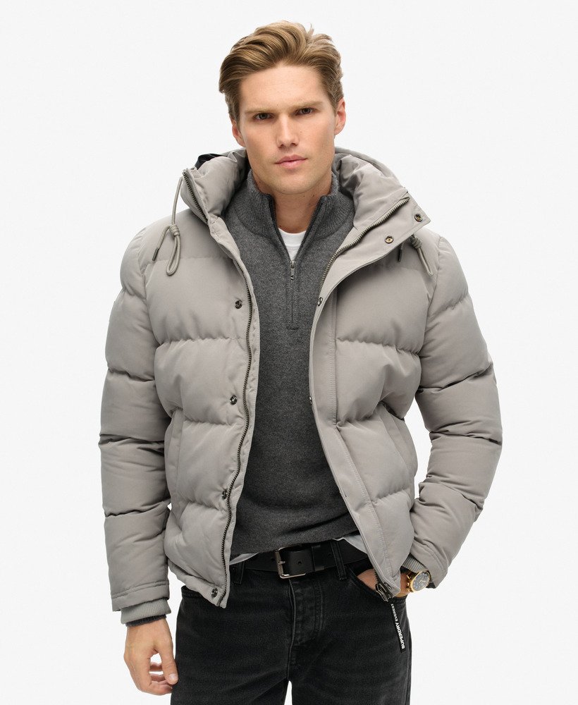 jaqueta puffer curta com capuz everest na cor cinza metálico