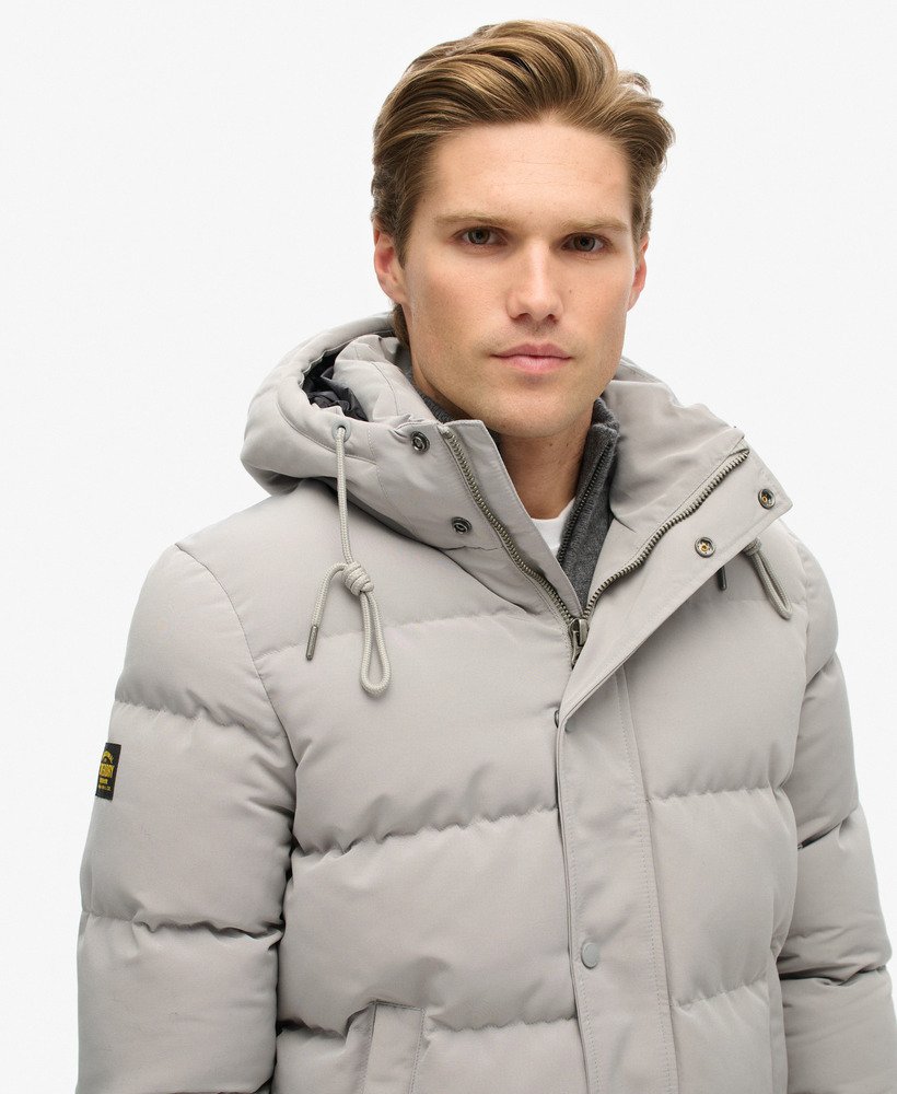jaqueta puffer curta com capuz everest na cor cinza metálico