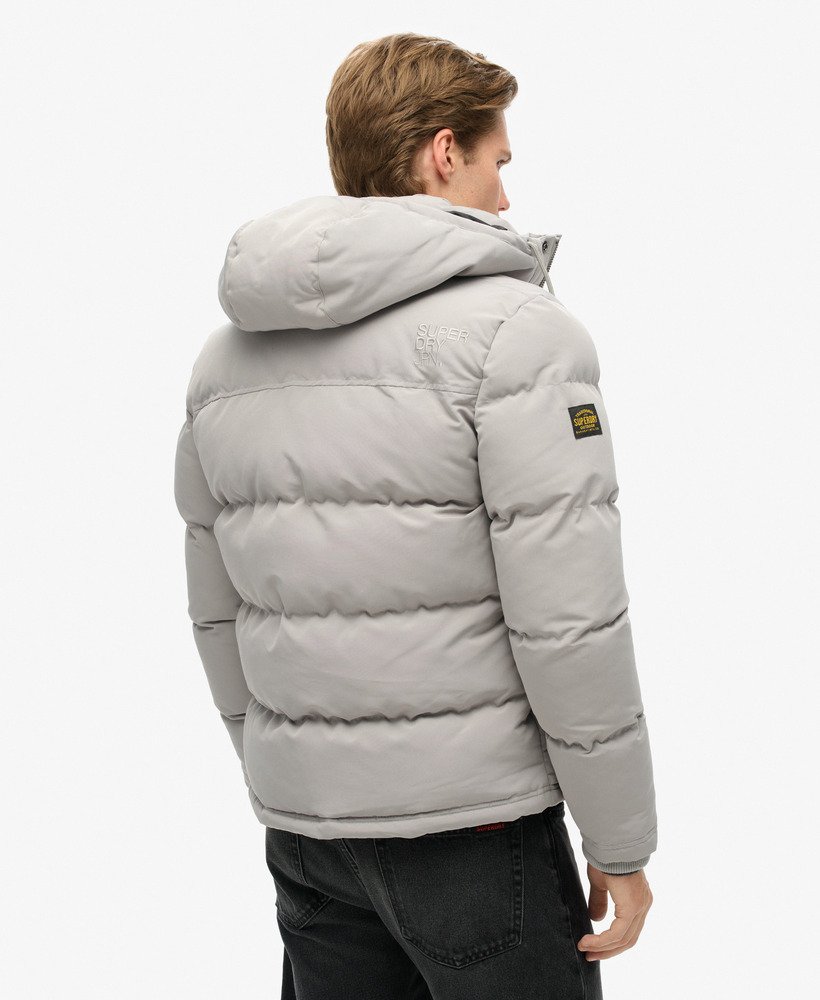 jaqueta puffer curta com capuz everest na cor cinza metálico