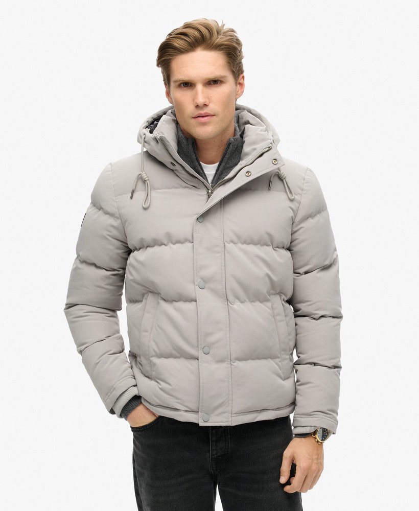 jaqueta puffer curta com capuz everest na cor cinza metálico