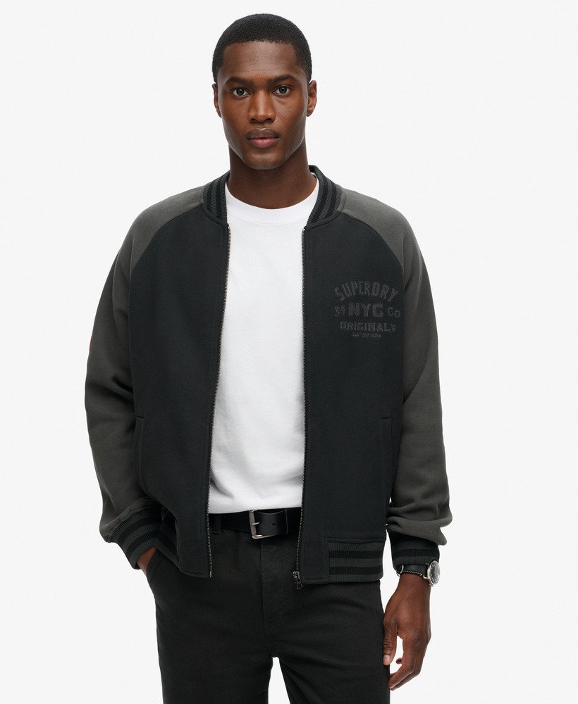 jaqueta bomber universitária com estampa gráfica em preto.