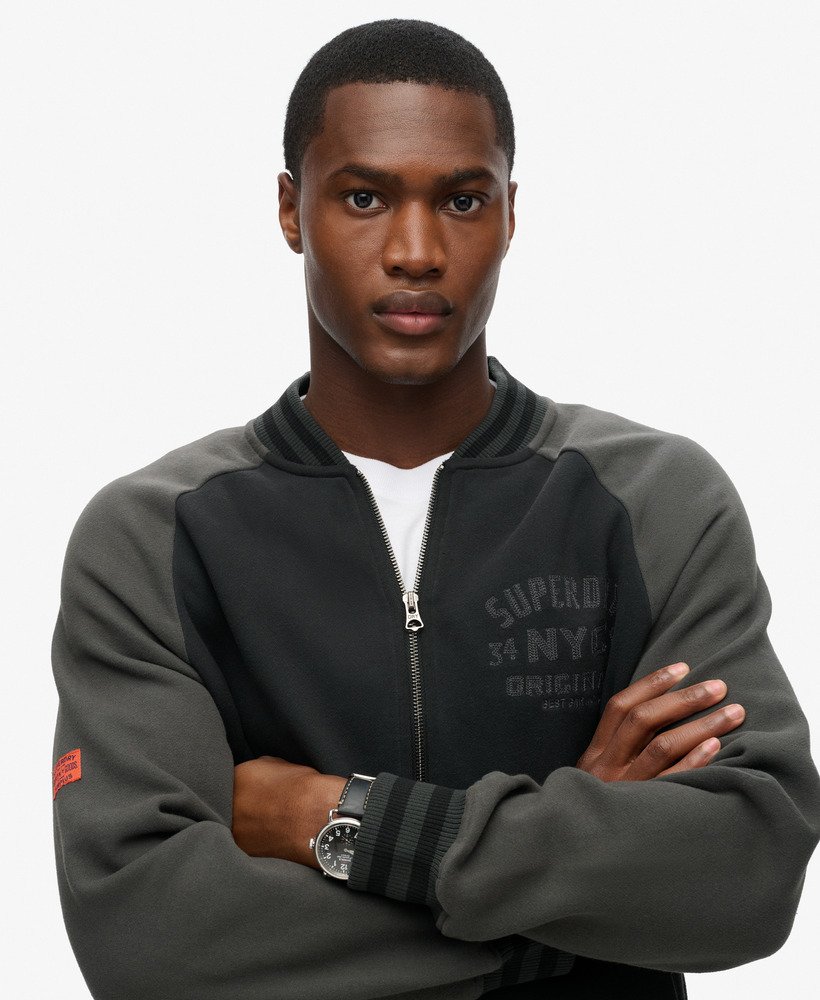jaqueta bomber universitária com estampa gráfica em preto.
