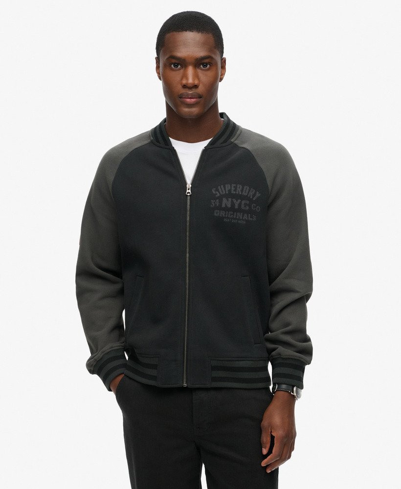 jaqueta bomber universitária com estampa gráfica em preto.