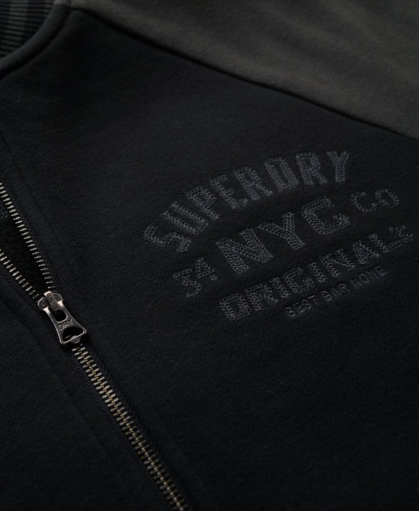 jaqueta bomber universitária com estampa gráfica em preto.