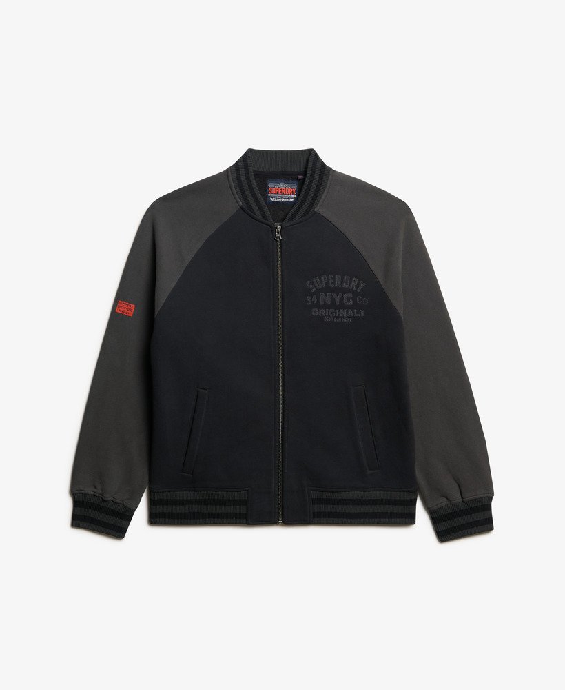 jaqueta bomber universitária com estampa gráfica em preto.