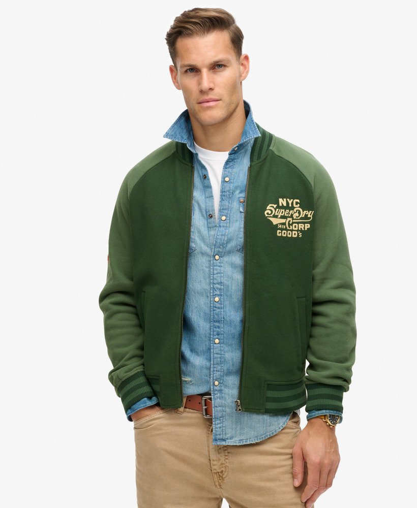 jaqueta bomber com estampa universitária em verde-floresta.