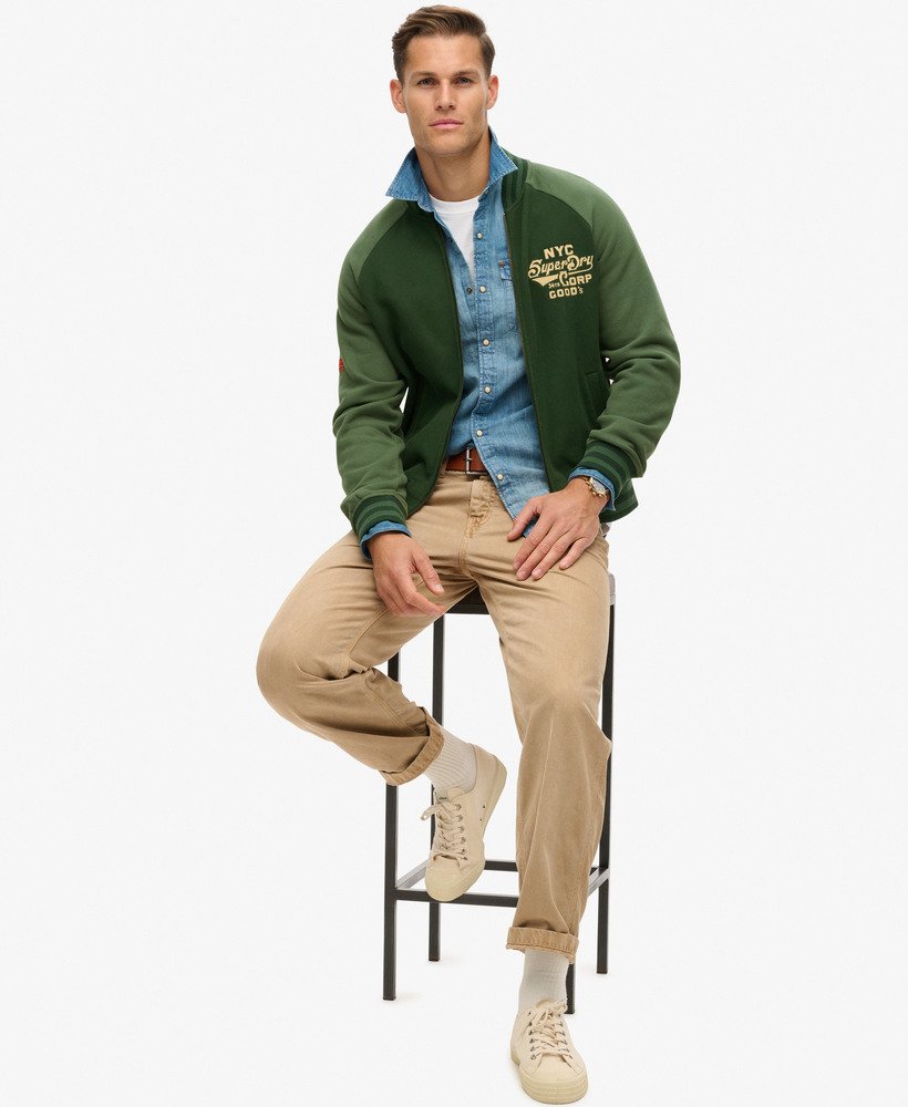 jaqueta bomber com estampa universitária em verde-floresta.