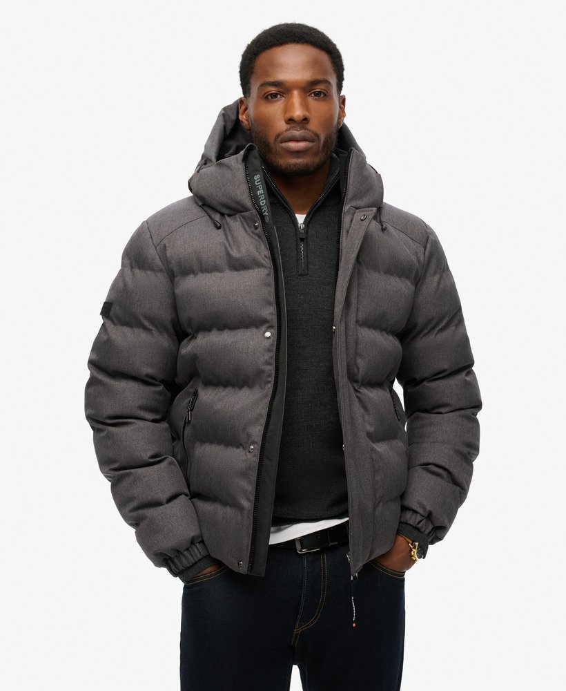 jaqueta esportiva puffer com capuz em tweed cinza mesclado.