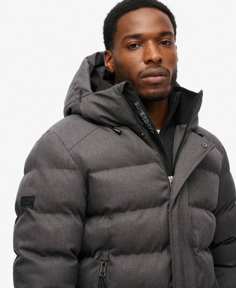 jaqueta esportiva puffer com capuz em tweed cinza mesclado.