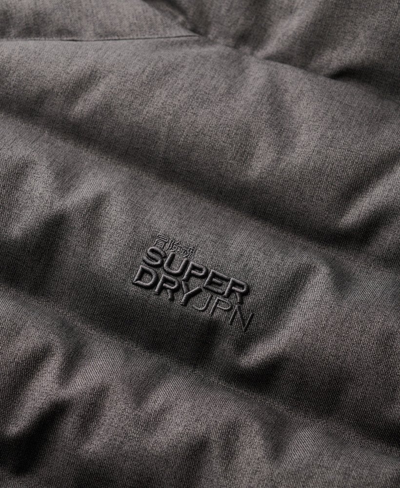 jaqueta esportiva puffer com capuz em tweed cinza mesclado.