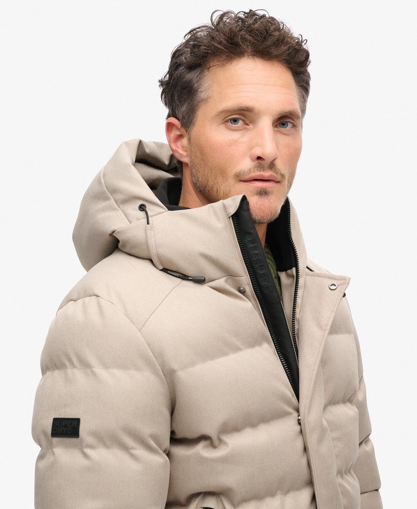 jaqueta esportiva puffer com capuz em tweed bege mesclado