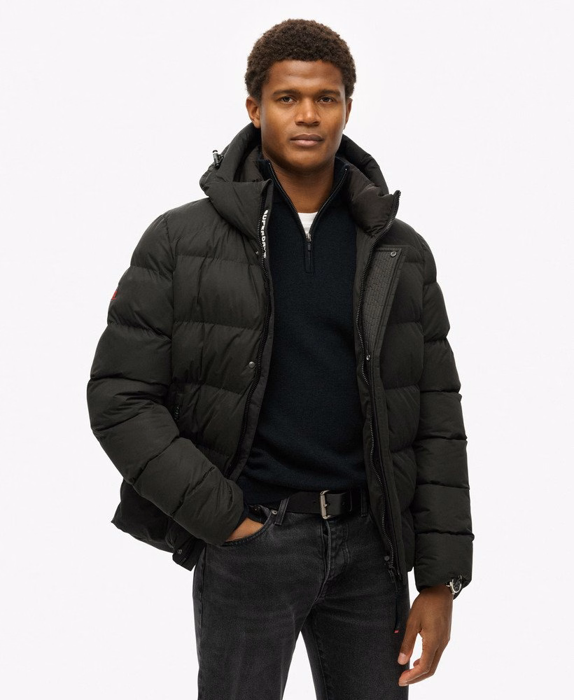 Jaqueta puffer esportiva com capuz em microfibra