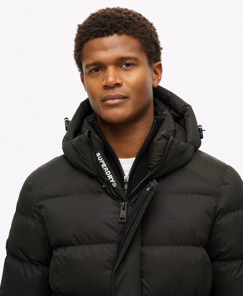 Jaqueta puffer esportiva com capuz em microfibra