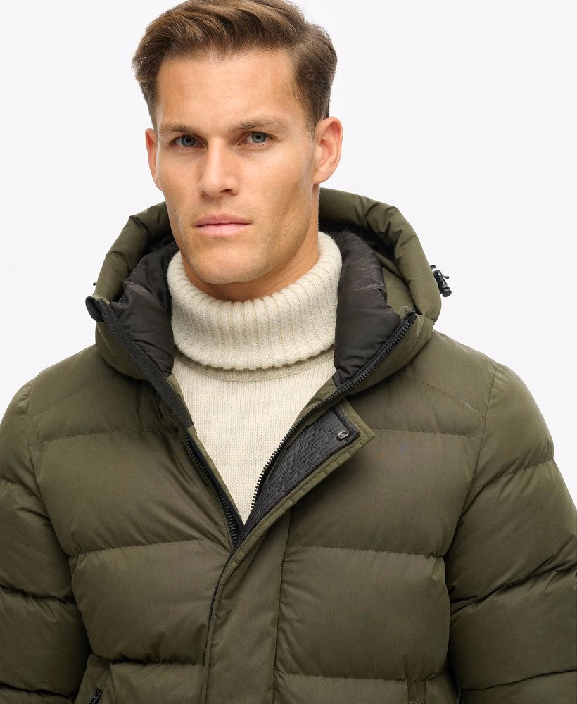 Jaqueta puffer esportiva com capuz em microfibra