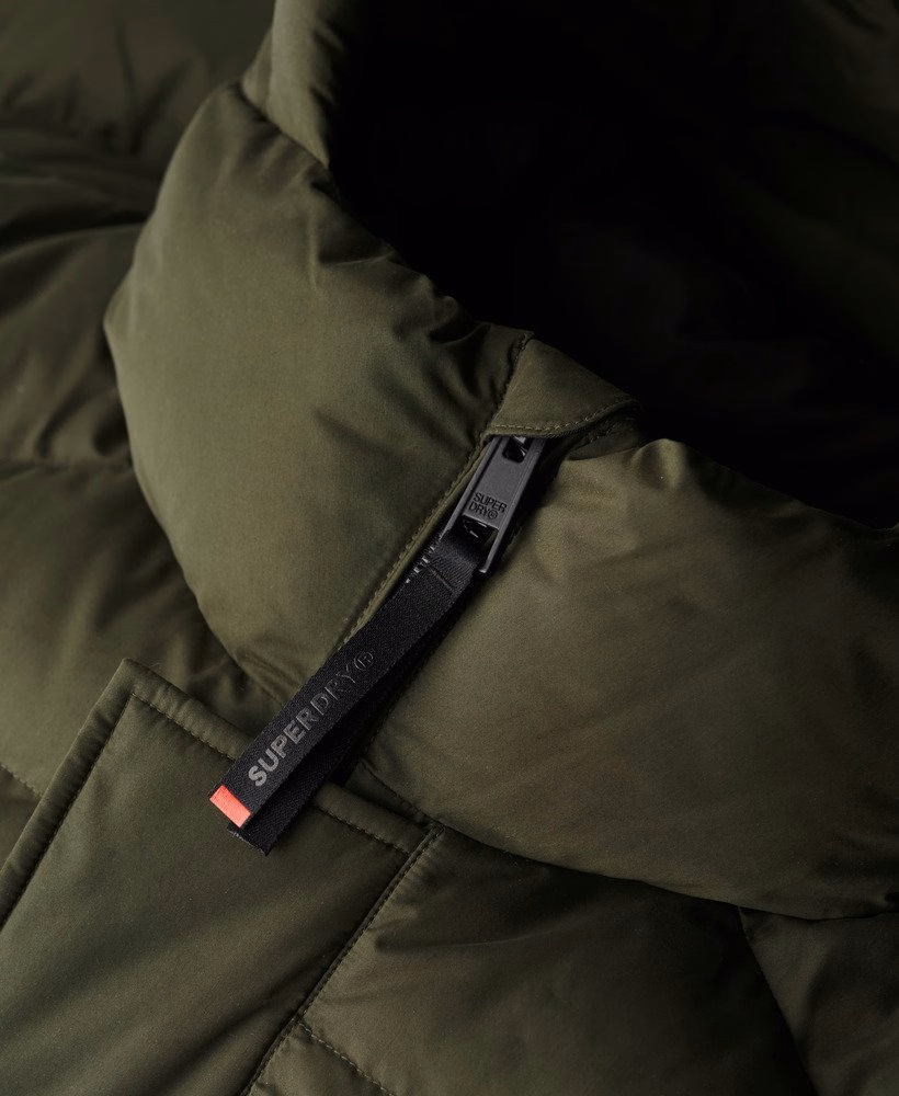 Jaqueta puffer esportiva com capuz em microfibra