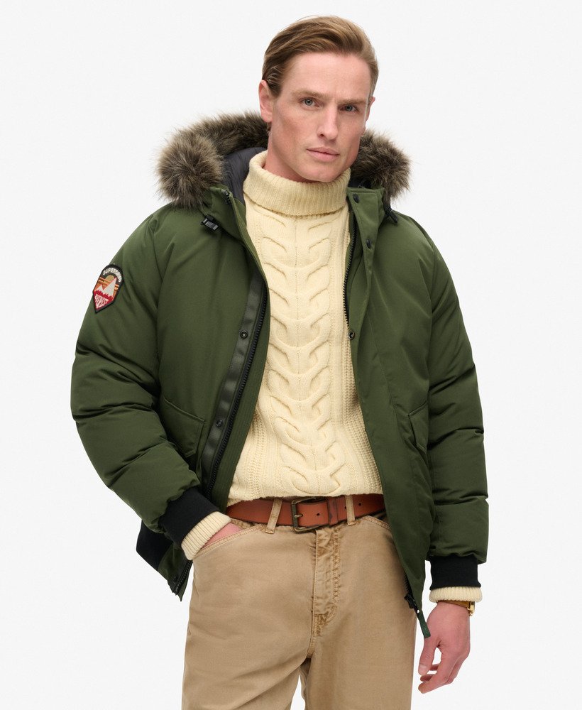 jaqueta bomber everest de pele sintética na cor verde militar.