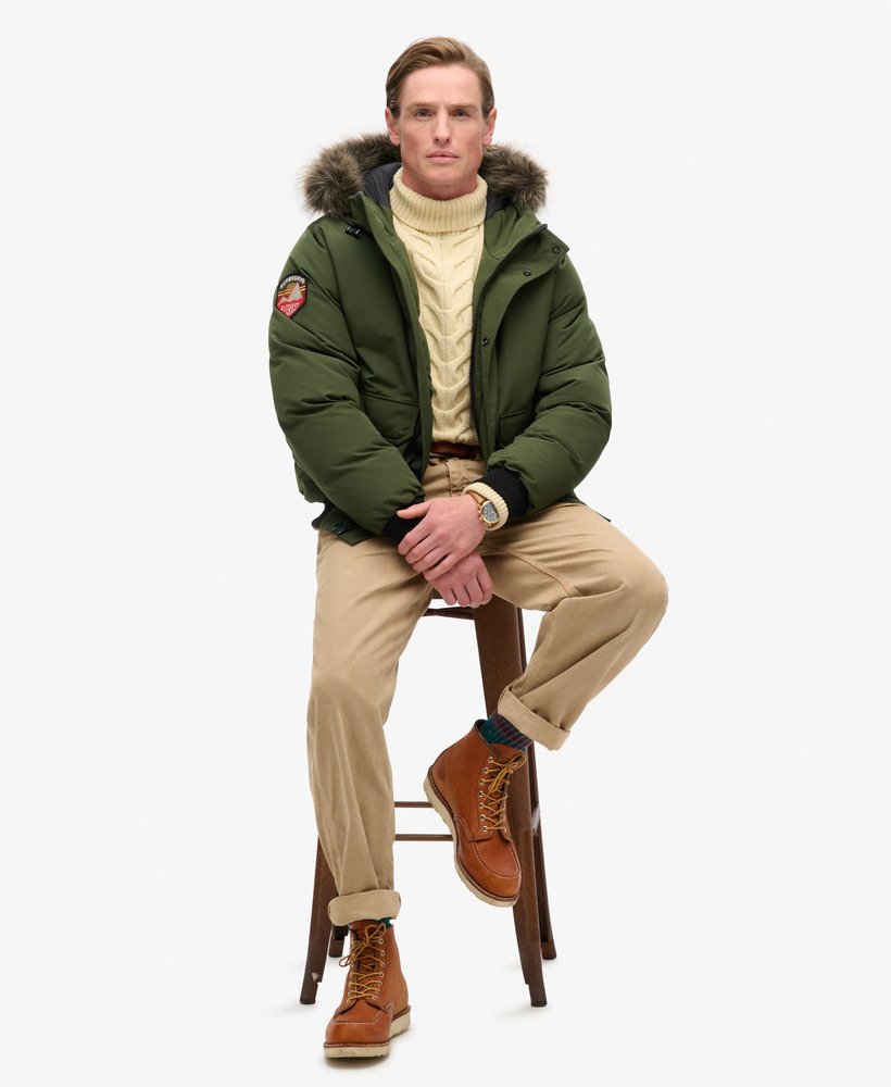 jaqueta bomber everest de pele sintética na cor verde militar.