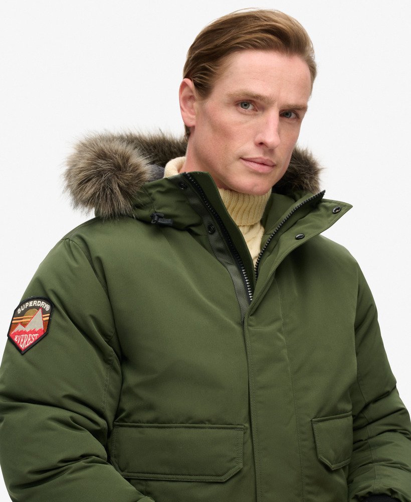 jaqueta bomber everest de pele sintética na cor verde militar.