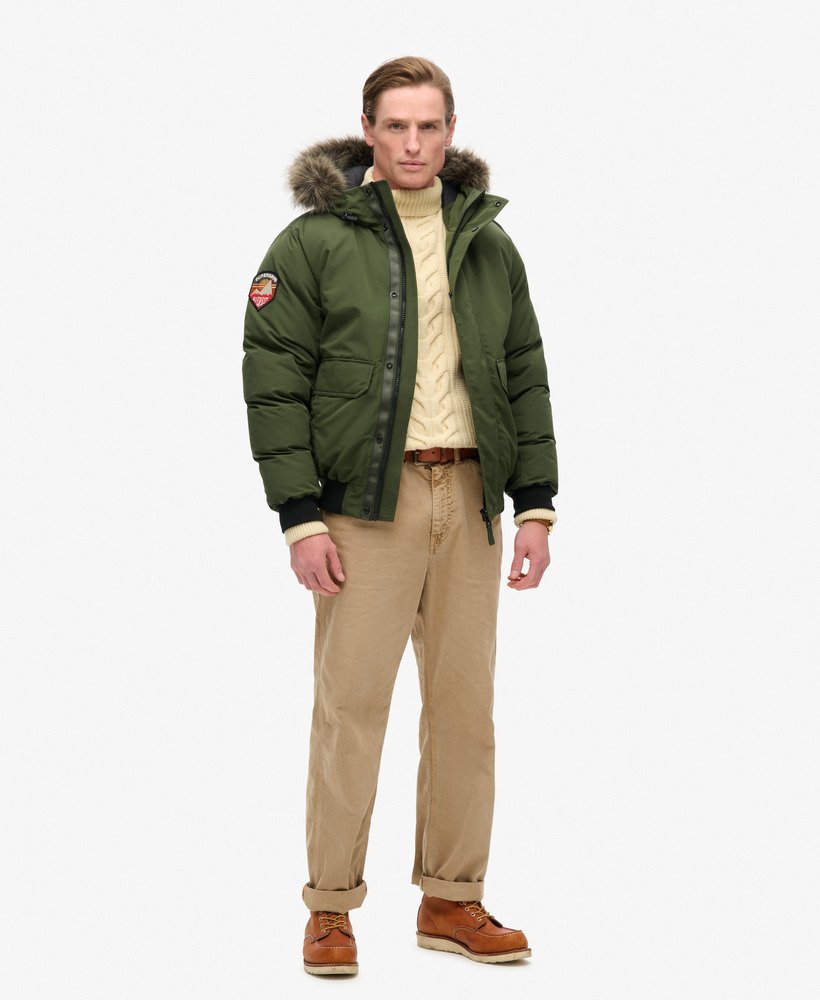 jaqueta bomber everest de pele sintética na cor verde militar.