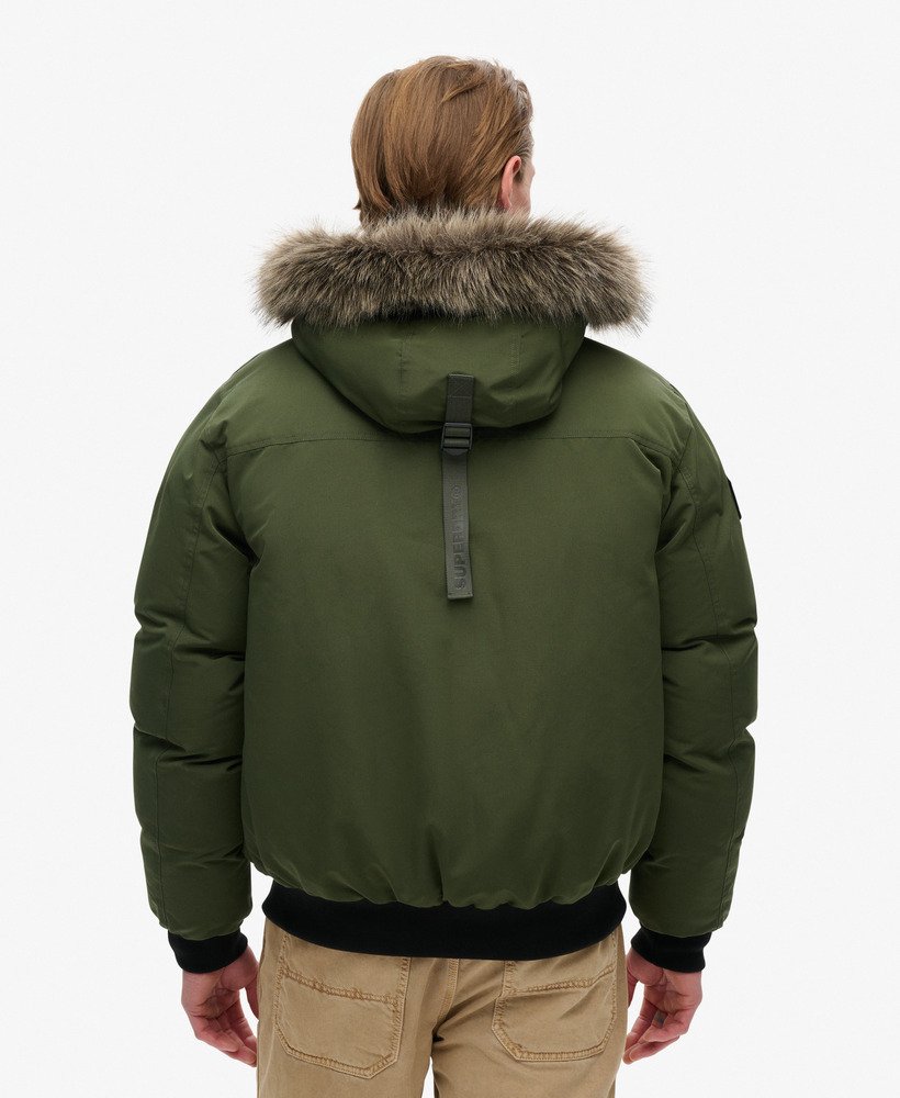jaqueta bomber everest de pele sintética na cor verde militar.
