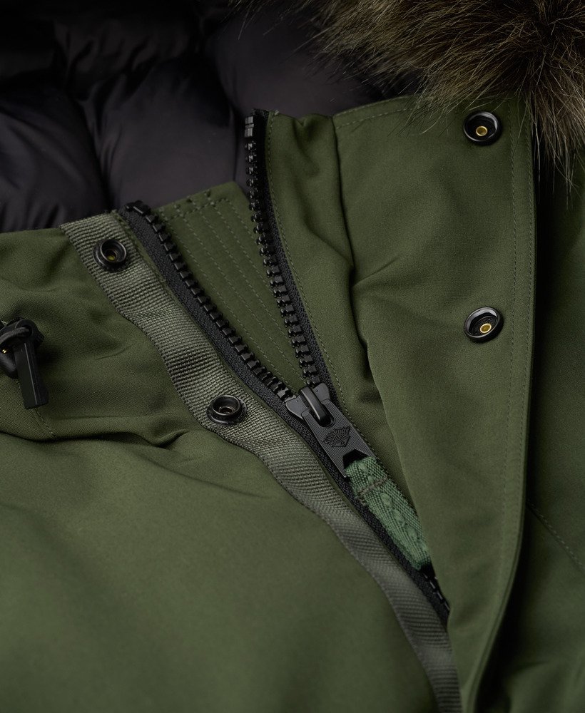 jaqueta bomber everest de pele sintética na cor verde militar.