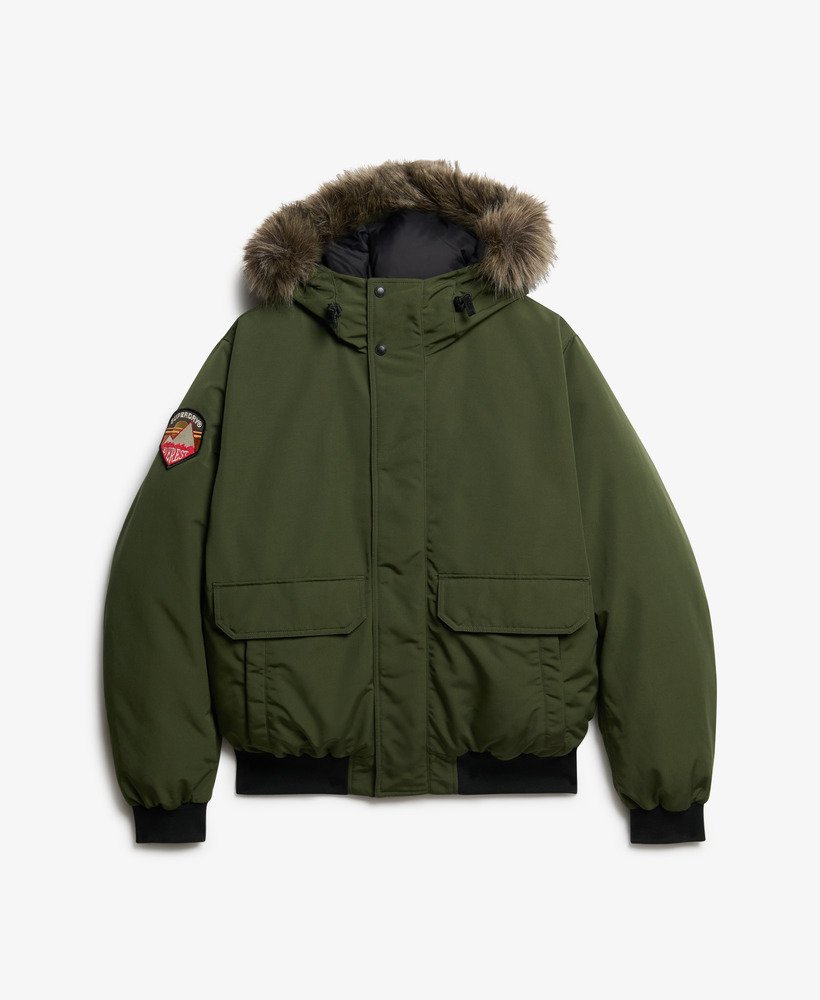 jaqueta bomber everest de pele sintética na cor verde militar.