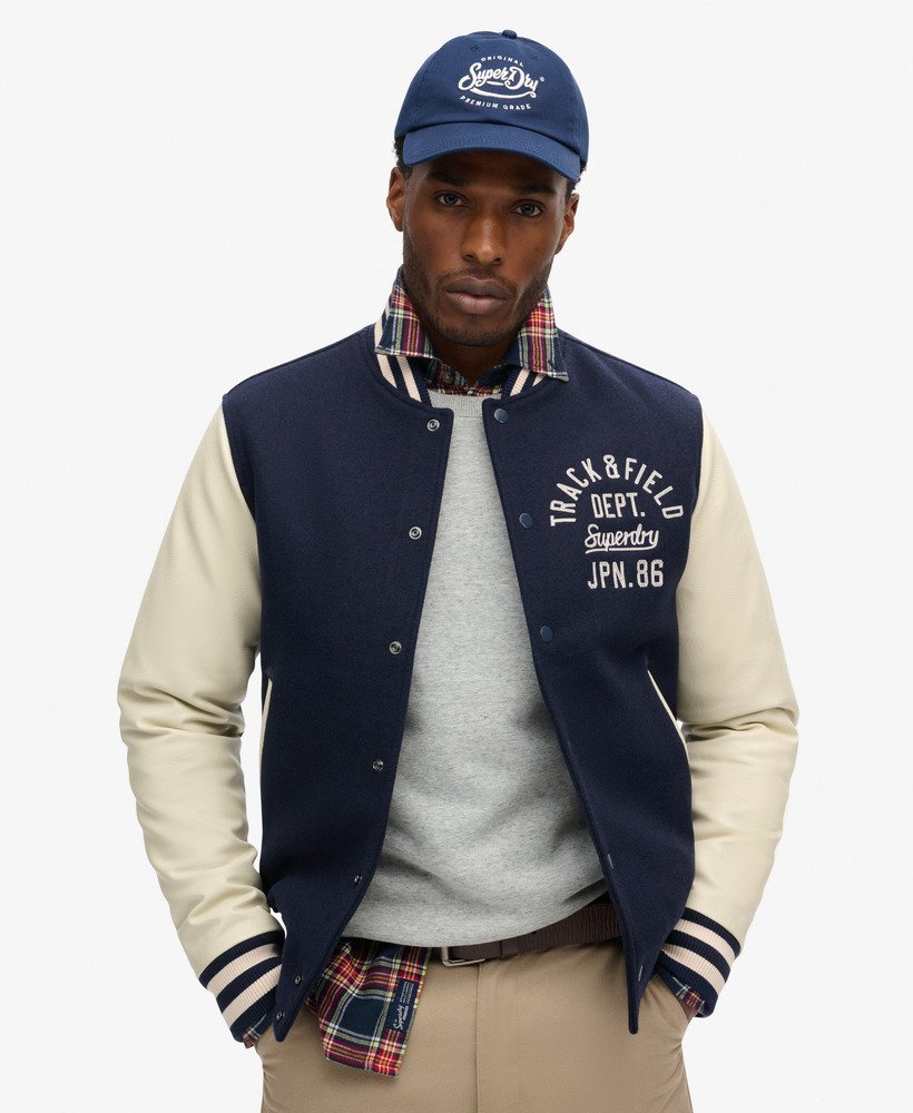 jaqueta bomber varsity chain stitch na cor azul marinho atlântico.