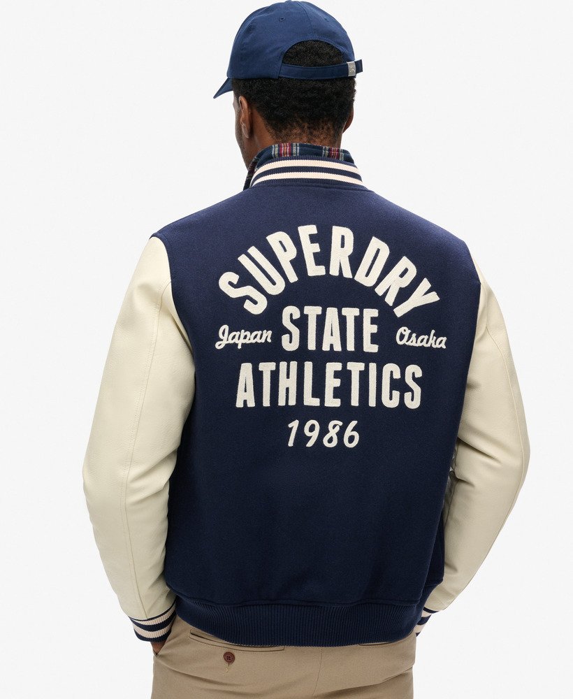 jaqueta bomber varsity chain stitch na cor azul marinho atlântico.